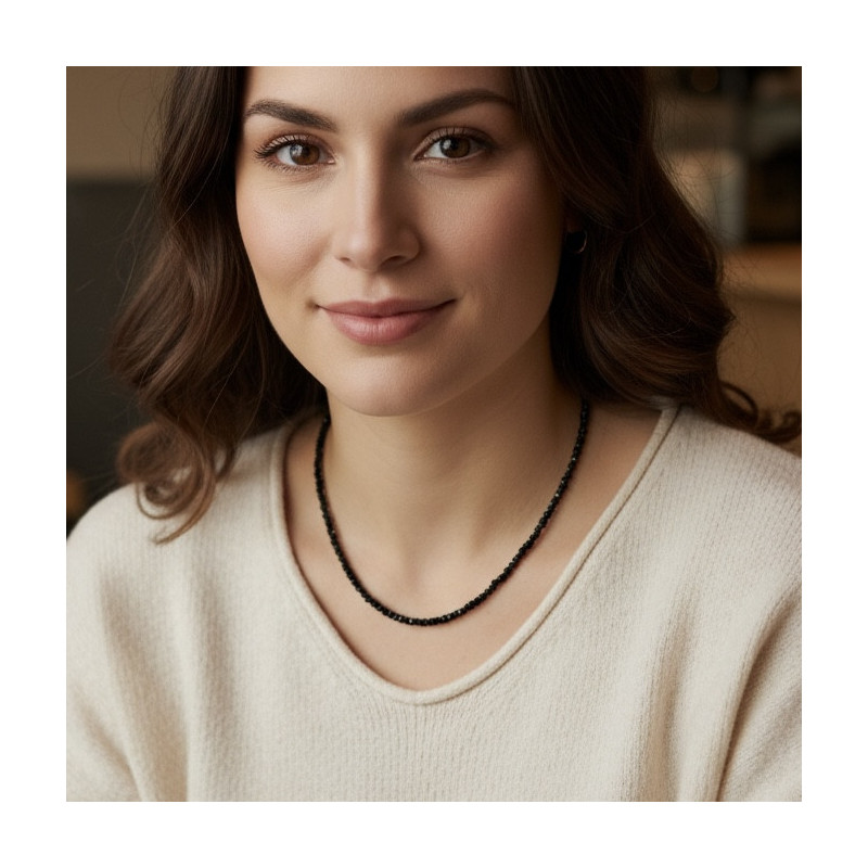 Elegantní třpytivý náhrdelník