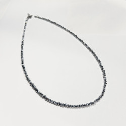 Elegantní třpytivý náhrdelník